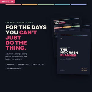 以下が含まれることがあります： ダークテーマのデジタルプランナー「The No-Crash Planner」。テキストには「For the days you can't just do the thing」と記載されています。レイアウトには信号機システムが含まれ、全54ページで、USレターおよびA4サイズの印刷可能なPDFとして提供されています。