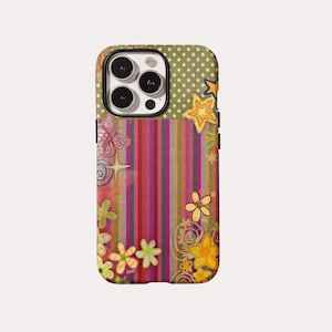 Puede incluir: Una funda para smartphone con una sección superior de fondo verde con estrellas blancas y una sección inferior con rayas verticales en tonos rojo, morado, naranja y azul. El diseño incluye ilustraciones coloridas de flores, estrellas y una mariposa.