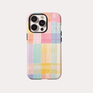 Puede incluir: Una funda para smartphone con un patrón de cuadros multicolor en tonos pastel de rosa, amarillo, azul y lavanda. El diseño consiste en líneas verticales y horizontales similares a pinceladas que crean una cuadrícula, con un recorte negro para la cámara.
