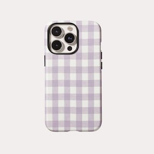 Può includere: Una custodia per smartphone con un motivo a quadretti vichy color viola chiaro e bianco. La custodia ha una forma rettangolare con angoli arrotondati e un ritaglio in alto a sinistra per un sistema a tre fotocamere con bordo nero.