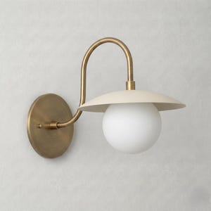Aplique de pared moderno de latón: aplique de pared enchufable / Iluminación minimalista para dormitorio / Lámpara de pared moderna de mediados de siglo, luz de tocador de baño