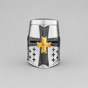 Puede incluir: Un casco medieval plateado con una cruz dorada y orificios de ventilación en forma de cruz. El casco tiene una construcción remachada y un panel central gris oscuro. El diseño es simétrico sobre un fondo gris.
