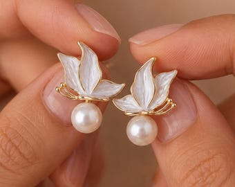 Parelmoer vlinderoorbellen, parel oorbellen, gouden bloemen bruidsoorbellen, sierlijke huwelijkssieraden cadeau