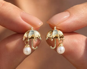 Parelparaplu-oorstekers voor haar, delicate oorbellen in goud- of zilverkleur, schattig sieraadcadeau voor vrouwen op een regenachtige dag.