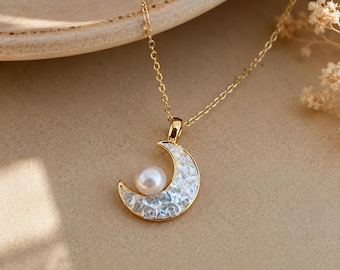 Maanparelketting voor dames, hanger in de vorm van een halve maan met iriserende schelp, verfijnd gouden sieraad, ideaal als verjaardags- of Moederdagcadeau.