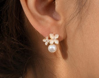 Parelbloem oorknopjes, sierlijke bloemenoorbellen, goudkleurige bruidsstekers, kleine pareloorbellen cadeau voor haar, huwelijkssieraden voor vrouwen