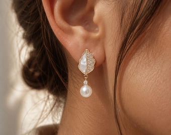 Oorbellen met parelmoeren blaadjes voor haar, elegante gouden bruidssieraden, een perfect cadeau.