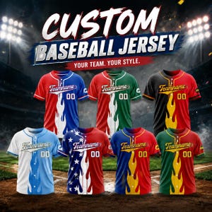 Könnte beinhalten: Sieben kurzärmelige Baseballtrikots mit durchgehender Knopfleiste, jedes mit zweifarbigem Design, Flammenmustern, dem Text Teamname und der Nummer 00. Die Trikots sind vor einem Stadionhintergrund mit dem Text CUSTOM BASEBALL JERSEY YOUR TEAM. YOUR STYLE abgebildet.