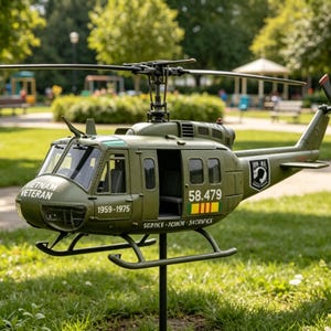 Może przedstawiać: Oliwkowozielony model helikoptera z napisami VIETNAM VETERAN, 1959-1975, 58.479 oraz SERVICE - HONOR - SACRIFICE. Helikopter posiada czarny system wirników, otwarte drzwi boczne oraz wirnik ogonowy z czerwonymi i czarnymi akcentami.