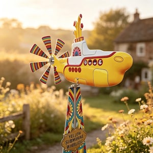 Może przedstawiać: Kapryśny żółty wiatrak w kształcie łodzi podwodnej z wielokolorową śmigłem i dekoracyjnymi akcentami. Wiatrak ma napis "YELLOW SUBMARINE WHIRLIGIG" na małym znaku. Łódź podwodna jest zamontowana na kolorowym, wzorzystym stojaku, do ogrodu.