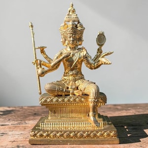 Mässingsstaty av Phra Phrom, fyrhövdad gudomlig Brahma-figur, hinduisk gud, hemaltare