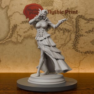 Może przedstawiać: Jasnoszara miniaturowa figurka z żywicy przedstawiająca stojącą postać w sukni z falbanami, gorsecie i masce karnawałowej trzymanej przy twarzy. Figurka posiada teksturowane rękawy, warstwową spódnicę oraz wysokie buty na okrągłej podstawie.