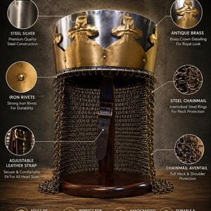 Könnte beinhalten: Ein Kronenhelm mit einem silbernen Stahlband, einer antik-messingfarbenen kronenförmigen Oberseite und einer Stahlkettenhaube. Der Helm verfügt über Eisen-Nieten, einen verstellbaren braunen Lederriemen und Textbeschriftungen zu den Materialien.