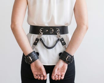 Cinturón arnés de piel sintética con puños para las muñecas / Conjunto de accesorios para cosplay