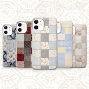 Op de afbeelding: Vijf smartphonehoesjes op een rij, elk met een uniek patchworkontwerp. De patronen bevatten diverse bloemenprints, gingham-ruitjes en doorgestikte texturen in kleurenpaletten van blauw, rood, bruin, crème, geel en roze.