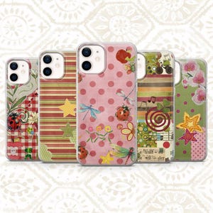 Könnte beinhalten: Fünf dekorative Handyhüllen mit verschiedenen Designs. Die Hüllen weisen Muster wie Punkte, Streifen und florale Motive auf. Jede Hülle hat ein einzigartiges Design mit Elementen wie Marienkäfern, Sternen und Libellen.