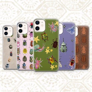 Può includere: Cinque custodie per telefono con illustrazioni di insetti colorati. Le custodie presentano vari disegni, tra cui scarabei, farfalle e una lumaca, su sfondi rosa, verdi e viola. Le custodie sono progettate per uno smartphone.