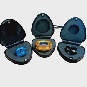 Puede incluir: Tres lentes oft&aacute;lmicas en estuches negros individuales. La lente azul est&aacute; etiquetada como 78D DOUBLE AS, la dorada como 20D DOUBLE AS y la negra como 90D DOUBLE AS. Cada lente es circular y presenta un borde exterior texturizado.