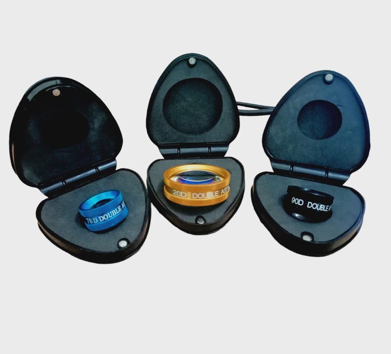 Puede incluir: Tres lentes oft&aacute;lmicas en estuches negros individuales. La lente azul est&aacute; etiquetada como 78D DOUBLE AS, la dorada como 20D DOUBLE AS y la negra como 90D DOUBLE AS. Cada lente es circular y presenta un borde exterior texturizado.