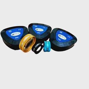 Puede incluir: Un conjunto de tres estuches oft&aacute;lmicos triangulares negros con etiquetas azules marcadas 90D, 20D y 78D, acompa&ntilde;ados de tres anillos circulares para lentes en amarillo, negro y azul, cada uno con texto impreso que indica su potencia di&oacute;ptrica.