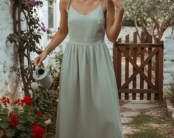 Vestido longo verde com alças e amarração, 100% algodão, estilo minimalista de verão, boho, moda sustentável, ideal para resorts, férias e com modelagem solta.
