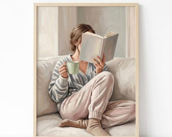 Puede incluir: Una impresión de arte mural enmarcada que representa a una persona de cabello castaño sentada en un sofá, vistiendo un cárdigan a rayas azules y blancas y pantalones rosa claro. La persona sostiene un libro abierto y una taza verde claro.