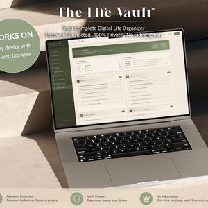 以下が含まれることがあります： The Life Vaultデジタルオーガナイザーのインターフェースを表示したシルバーのノートパソコン。画面にはオリーブグリーンとクリーム色のチェックリストとメニューが表示されています。「Works on any device with a web browser」、「Password Protected」、「100% Private」というテキストが含まれています。
