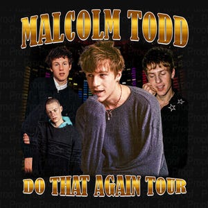 Puede incluir: Un estampado gráfico con el texto MALCOLM TODD en la parte superior y DO THAT AGAIN TOUR en la parte inferior en letras doradas. El diseño incluye tres retratos fotográficos de una persona de cabello castaño claro sobre un fondo oscuro.