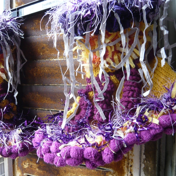 Chaussons d'intérieur femme  violet jaune magiques chaussettes confortables fleurs ébouriffés rubans bouillonnants autumne fibres vibrantes.