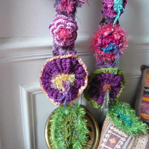 Echarpe crochet décorée fleurs roses violettes feuilles vertes inspiré de la nature printanière art magique végétal cadeau pour elle festif.