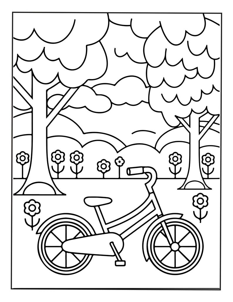Puede incluir: Una ilustraci&oacute;n en blanco y negro para colorear que presenta una bicicleta en primer plano. El fondo muestra una escena de parque con dos &aacute;rboles grandes, colinas, nubes en el cielo y varias flores peque&ntilde;as.