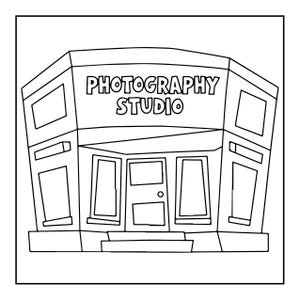 Op de afbeelding: Een zwart-wit lijntekening van een winkelpand met de tekst PHOTOGRAPHY STUDIO op de voorgevel. Het gebouw is voorzien van een centrale deur, meerdere rechthoekige ramen en een plat dakontwerp.