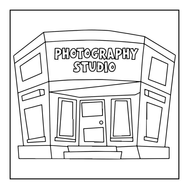 Op de afbeelding: Een zwart-wit lijntekening van een winkelpand met de tekst PHOTOGRAPHY STUDIO op de voorgevel. Het gebouw is voorzien van een centrale deur, meerdere rechthoekige ramen en een plat dakontwerp.