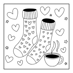 Pode incluir: Uma ilustra&ccedil;&atilde;o de arte linear em preto e branco apresentando um par de meias decoradas com um padr&atilde;o repetitivo de cora&ccedil;&otilde;es, posicionadas ao lado de uma x&iacute;cara de caf&eacute; fumegante, cercadas por v&aacute;rias formas de cora&ccedil;&otilde;es e estrelas flutuantes.