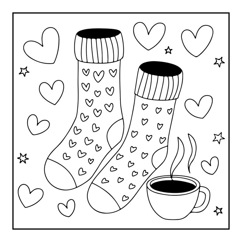 Pode incluir: Uma ilustra&ccedil;&atilde;o de arte linear em preto e branco apresentando um par de meias decoradas com um padr&atilde;o repetitivo de cora&ccedil;&otilde;es, posicionadas ao lado de uma x&iacute;cara de caf&eacute; fumegante, cercadas por v&aacute;rias formas de cora&ccedil;&otilde;es e estrelas flutuantes.
