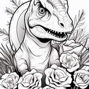 Pu&ograve; includere: Un'illustrazione in bianco e nero a tratto che presenta una testa di dinosauro dettagliata con denti affilati e squame strutturate, circondata da un gruppo di rose in fiore e foglie simili a felci, in uno stile grafico ad alto contrasto.