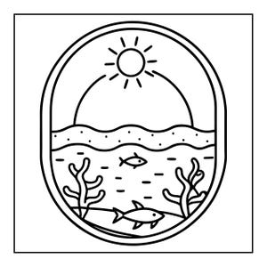 Op de afbeelding: Een zwart-witte lijntekening in een ovaal kader. Het ontwerp toont een zon die opkomt boven een golvende horizonlijn, met daaronder een onderwatersc&egrave;ne met twee vissen, kleine streepjes en twee koraalachtige plantstructuren.