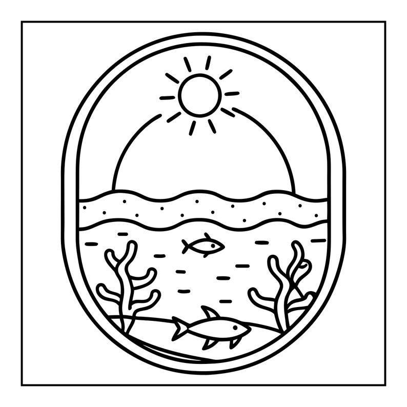 Op de afbeelding: Een zwart-witte lijntekening in een ovaal kader. Het ontwerp toont een zon die opkomt boven een golvende horizonlijn, met daaronder een onderwatersc&egrave;ne met twee vissen, kleine streepjes en twee koraalachtige plantstructuren.