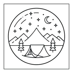 Op de afbeelding: Een cirkelvormige zwart-wit lijntekening met een kampeertent op de voorgrond, twee dennenbomen aan weerszijden, een bergketen op de achtergrond en een nachtelijke sterrenhemel met een maansikkel boven de bergtoppen.