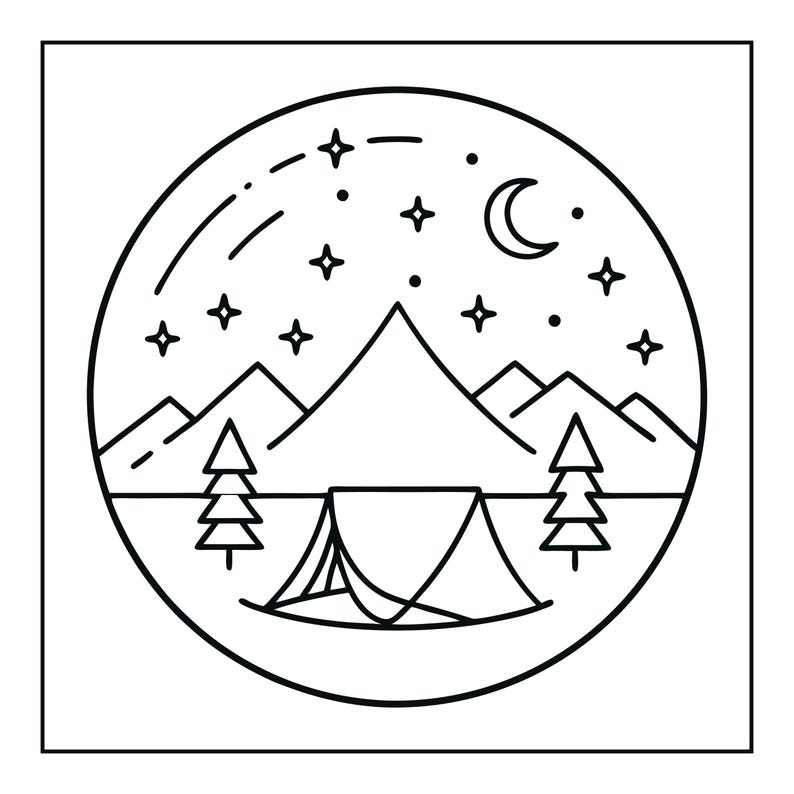 Op de afbeelding: Een cirkelvormige zwart-wit lijntekening met een kampeertent op de voorgrond, twee dennenbomen aan weerszijden, een bergketen op de achtergrond en een nachtelijke sterrenhemel met een maansikkel boven de bergtoppen.