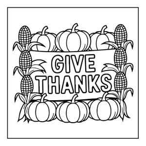 Op de afbeelding: Een zwart-wit kleurplaat met lijntekeningen met de tekst GIVE THANKS gecentreerd op een banner. Het ontwerp is omgeven door zes pompoenen, drie aan de bovenkant en drie aan de onderkant, met ma&iuml;skolven aan de linker- en rechterkant.