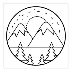 Op de afbeelding: Een cirkelvormige zwart-wit lijntekening met twee besneeuwde bergtoppen op de achtergrond. Onder de bergen staan vier gestileerde dennenbomen op een rij. Een gestippelde halve cirkel stelt de zon voor die boven de bergen uitkomt.
