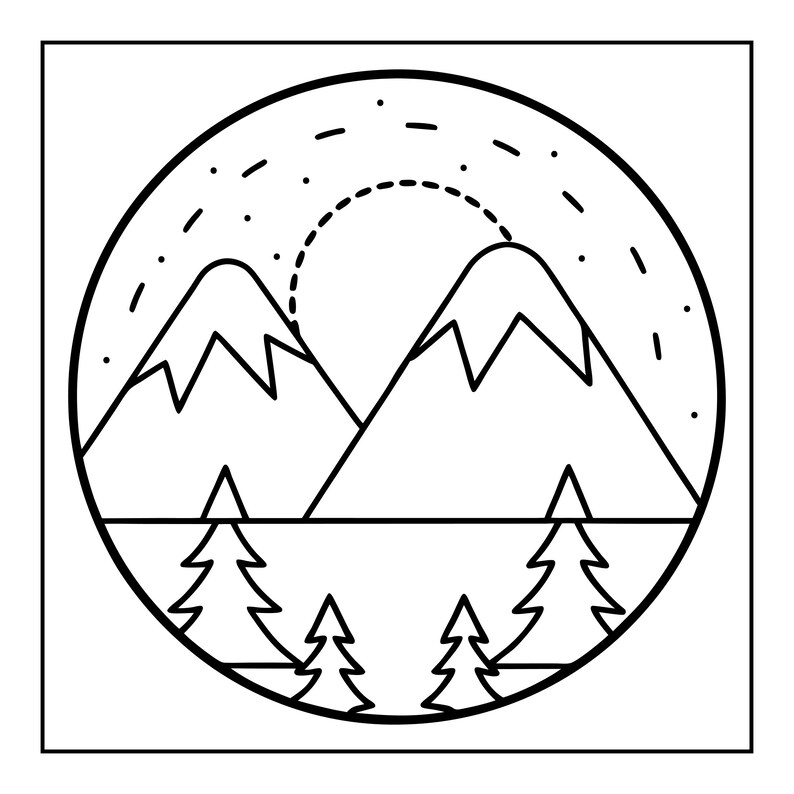Op de afbeelding: Een cirkelvormige zwart-wit lijntekening met twee besneeuwde bergtoppen op de achtergrond. Onder de bergen staan vier gestileerde dennenbomen op een rij. Een gestippelde halve cirkel stelt de zon voor die boven de bergen uitkomt.