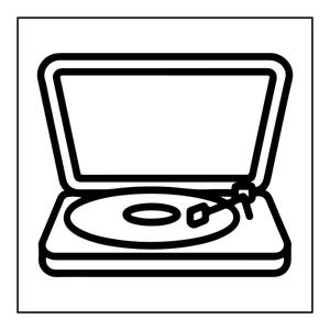 Peut inclure: Une illustration en noir et blanc au trait repr&eacute;sentant un tourne-disque portable. L'appareil pr&eacute;sente une base rectangulaire avec un plateau circulaire, un bras de lecture positionn&eacute; sur le c&ocirc;t&eacute; et un couvercle ouvert vers le haut.