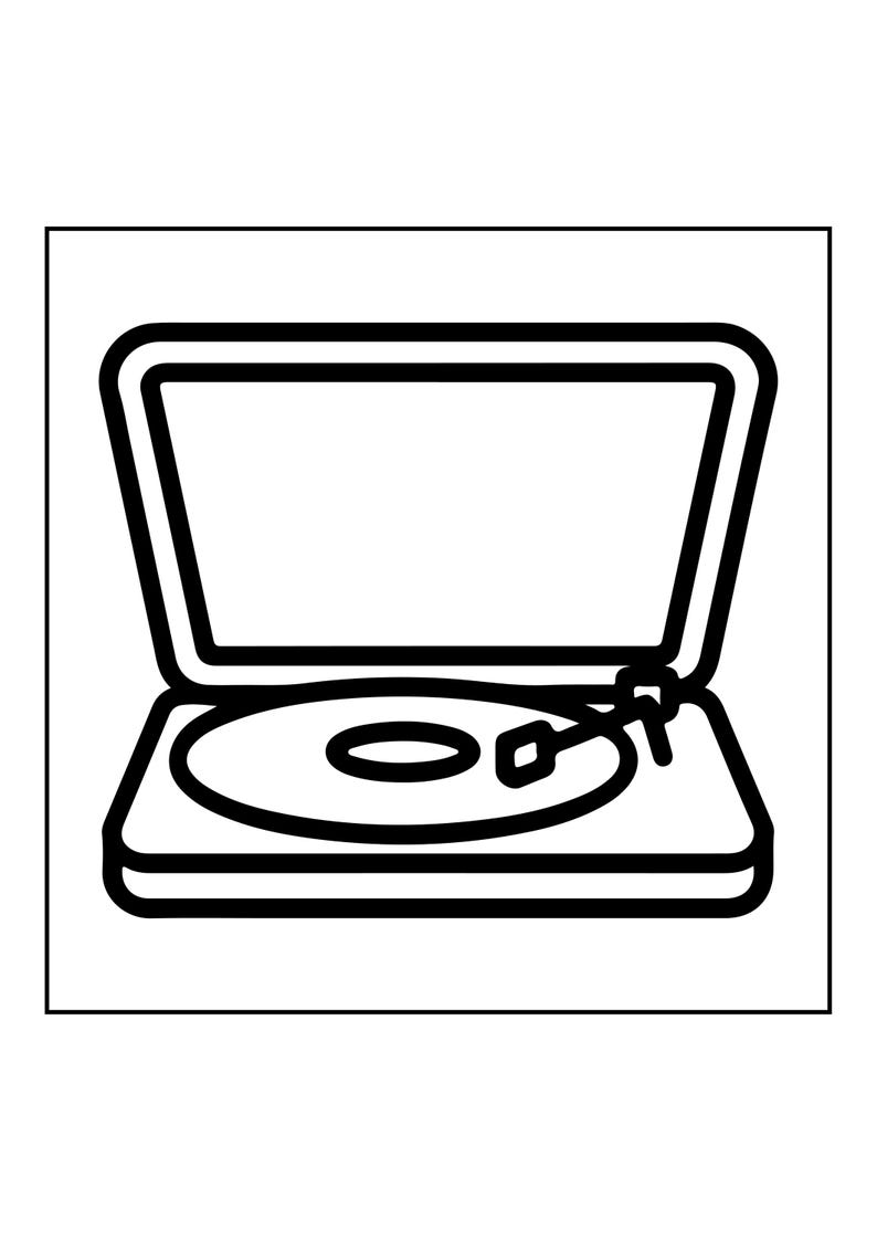 Peut inclure: Une illustration en noir et blanc au trait repr&eacute;sentant un tourne-disque portable. L'appareil pr&eacute;sente une base rectangulaire avec un plateau circulaire, un bras de lecture positionn&eacute; sur le c&ocirc;t&eacute; et un couvercle ouvert vers le haut.