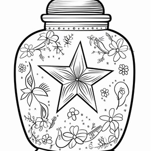 K&ouml;nnte beinhalten: Eine schwarz-wei&szlig;e Strichzeichnung eines Gef&auml;&szlig;es mit Deckel, das einen gro&szlig;en zentralen Stern umgeben von verschiedenen Blumen- und Pflanzenmotiven zeigt. Das Gef&auml;&szlig; hat einen bauchigen K&ouml;rper, einen ausgestellten Fu&szlig; und einen gew&ouml;lbten Deckel.