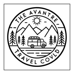 Op de afbeelding: Een cirkelvormig zwart-wit lijntekening-embleem met een camper met imperiaal, dennenbomen en bergtoppen onder een zon. De tekst THE AVANTRE en TRAVEL COVLD is gebogen langs de boven- en onderrand van het cirkelvormige ontwerp.