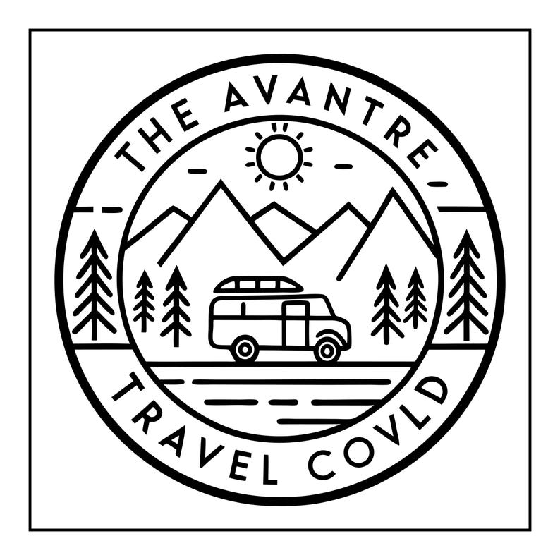 Op de afbeelding: Een cirkelvormig zwart-wit lijntekening-embleem met een camper met imperiaal, dennenbomen en bergtoppen onder een zon. De tekst THE AVANTRE en TRAVEL COVLD is gebogen langs de boven- en onderrand van het cirkelvormige ontwerp.