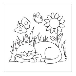 以下が含まれることがあります： 草むらで穏やかに眠る猫を描いた白黒の線画イラスト。猫の上には2匹の蝶が舞い、大きなひまわりが描かれています。この絵はシンプルな正方形の枠線の中に収められています。