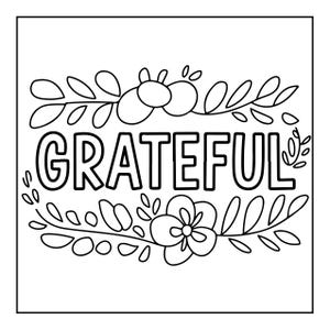 Op de afbeelding: Een zwart-wit lijntekening met het woord GRATEFUL in dikke hoofdletters. De tekst wordt omlijst door decoratieve botanische elementen, waaronder gestileerde bladeren, kleine ronde bessen en een enkele bloem met vijf bloemblaadjes.